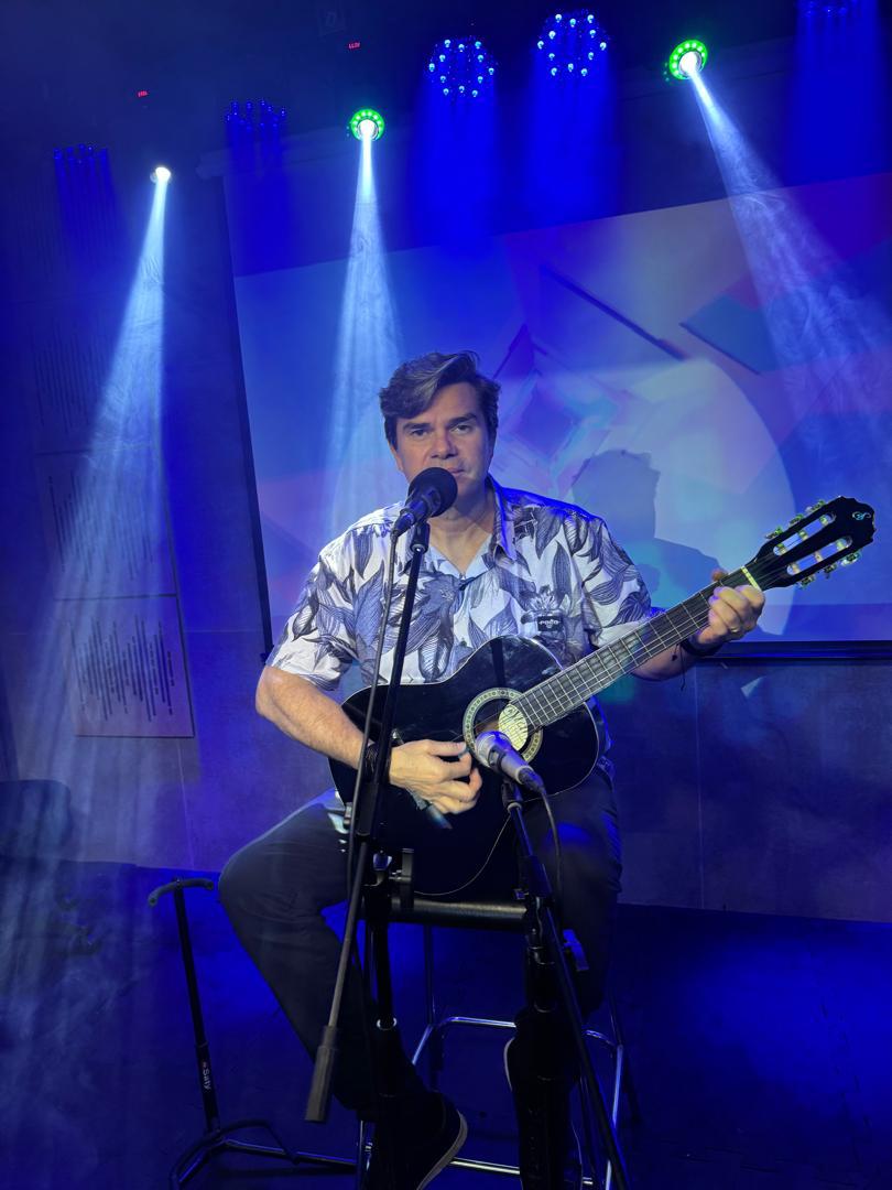 Alexandre tocando violão
