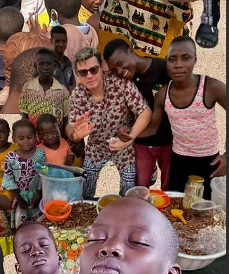 Alexandre com crianças durante uma ação de alimentação