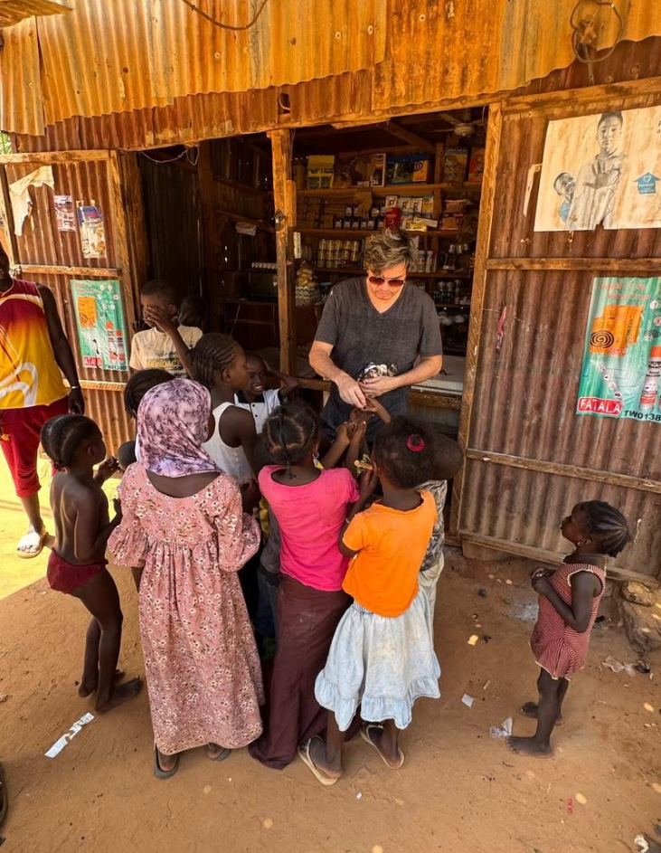 Alexandre visitando uma comunidade no Níger